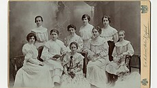 �eny z Vesny na snímku z roku 1905 vyfocené v ateliéru Rafael
