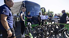 Sam Brand (druhý zleva) u týmového autobusu p�ed startem Czech Tour.