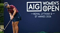 Sára Kousková p�i puttování na finálové 18. jamce na British Open.