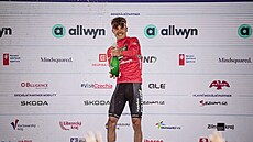 Václav Je�ek slaví na pódiu v �erveném trikotu pro nejlep�ího domácího...