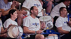 D��ínská basketbalová legenda Jakub Hou�ka v hledi�ti s bubnem.