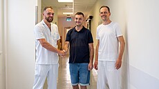 Pacient Dominik S. a léka�i, kte�í mu po vá�né nehod� zachránili �ivot: Luká�...