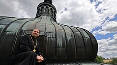 Duchovní správce chrámu, otec Metod�j Vít Kout, u v�i�ky kostela sv. Olgy ve...