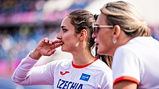 O�t�pa�ka Nikol Taba�ková se radí se svou trenérkou Barborou �potákovou na...
