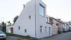 Viký� vy�nívající nad okolní zástavbu vypadá jako surikata, která vyhlí�í do...