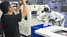 Náv�t�vník si ve spole�nosti Agibot fotografuje humanoidního robota (4. srpna...