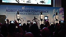 Humanoidní roboti na partnerské konferenci po�ádané �ínskou spole�ností Agibot...