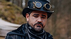 Vojta Kotek jako hradní pán p�i natá�ení t�etí série reality show Zrádci...