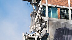Demolice budovy 34 v bývalém ba�ovském továrním areálu ve Zlín� pokra�uje. (11....