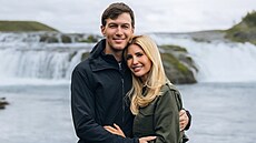Ivanka Trumpová s man�elem Jaredem Kushnerem b�hem rodinného pobytu na Islandu....