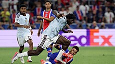 Úto�ník Aston Villy Brian Madjo b�hem zápasu proti PSG.