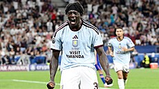 Úto�ník Aston Villy Brian Madjo slaví gól do sít� PSG.