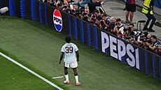 Úto�ník Aston Villy Brian Madjo slaví gól do sít� PSG.