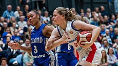 �eská basketbalistka Alena Hanu�ová u mí�e v zápase s Finskem. Brání ji Sara...
