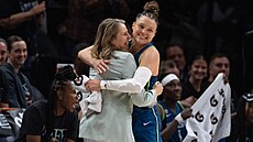 Kayla McBrideová z Minnesota Lynx oslavuje rekord WNBA v po�tu trojek se svou...