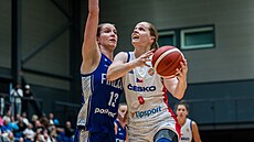 �eská basketbalistka Alena Hanu�ová zakon�uje na finský ko�, brání ji Elsa...