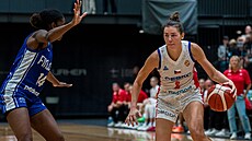 �eská basketbalistka Julie Pospí�ilová úto�í v zápase s Finskem.