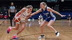 �eská basketbalistka Petra Malíková úto�í v zápase s Finskem.
