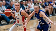 �eská basketbalistka Petra Hole�ínská úto�í v zápase s Finskem.
