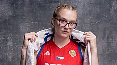 V �erveném dresu a se �álou pro fanou�ky se p�edstavuje reprezenta�ní pivotka...