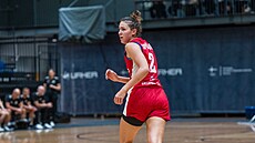 �eská basketbalistka Julie Pospí�ilová se vrací do obrany.