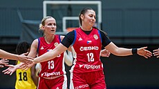 �eské basketbalistky Petra Hole�ínská (13) a Monika Fu�íková (12) se radují...
