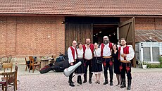 Sou�asné slo�ení Hradecké cimbálové muziky, t�etí zleva stojí její vedoucí...