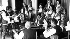 Hradecká cimbálová muzika s primá�em Josefem Pavlíkem