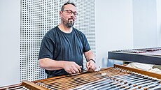 Vedoucí Hradecké cimbálové muziky Pavel Ma�átko p�i výuce na ZU� St�ezina