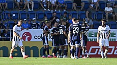 Olomou�tí fotbalisté slaví gól na h�i�ti Slovácka.