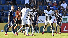 Fotbalisté Slovácka slaví gól proti Olomouci.