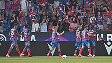 Plze�tí fotbalisté se radují z gólu.
