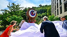 Slavnostní odhalení um�leckého díla v Pernerov� ulici v pra�ském Karlín�. (13....