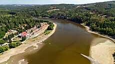 P�ehradu Hracholusky na severním Plze�sku trápí nedostatek vody, dno je n�kde...