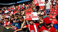 D�t�tí fanou�ci Slavie v utkání 3. kola mezi Slavií Praha a FK Pardubice.