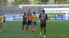 Plze�ský stoper Dávid Kr�ík vidí �ervenou kartu za faul na Tomá�e Zlatohlávka.