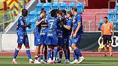 Fotbalisté Artisu Brno slaví gól proti Baníku Ostrava.