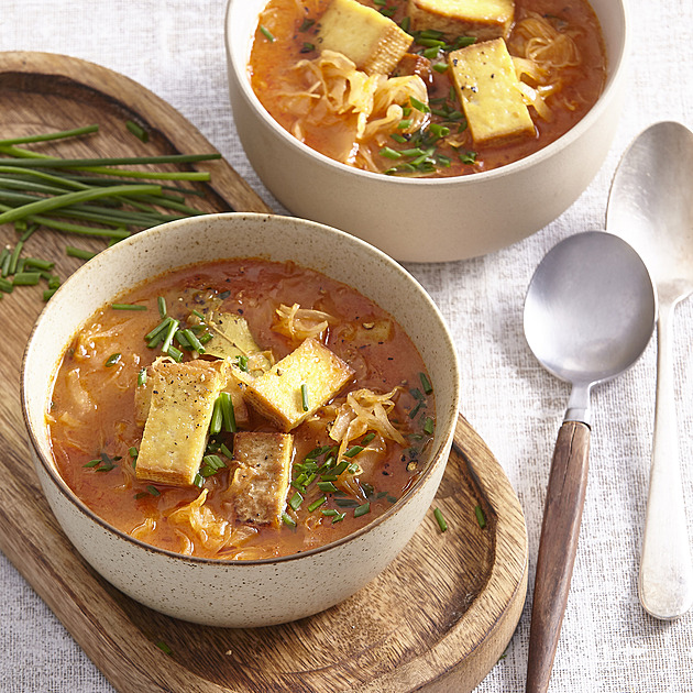 Zelňačka s uzeným tofu: Sytá polévka se smetanou a pažitkou