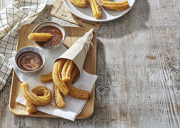 Domácí churros s čokoládou a slaným karamelem: Tradiční španělský dezert