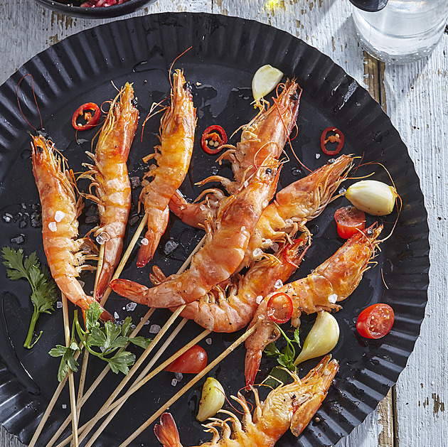 Grilované krevety: Rychlý recept s česnekem, chilli a rajčátky