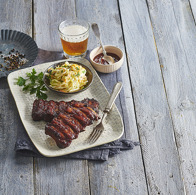 Vepřová žebra na medu s coleslaw salátem: Šťavnatá pečená žebírka s BBQ omáčkou