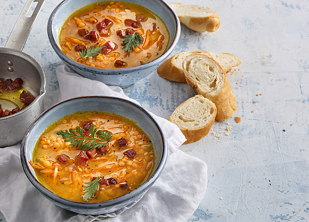 Mrkvovo-čočková polévka: Jednoduchý recept s uzeným masem