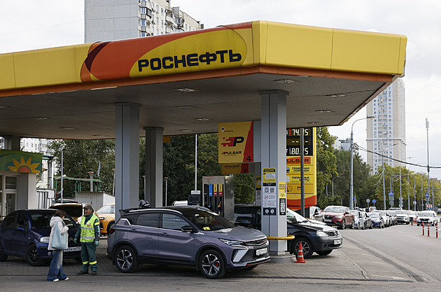 Rusové opět stojí fronty na benzin, Zelenskyj chce 1000 úderů denně