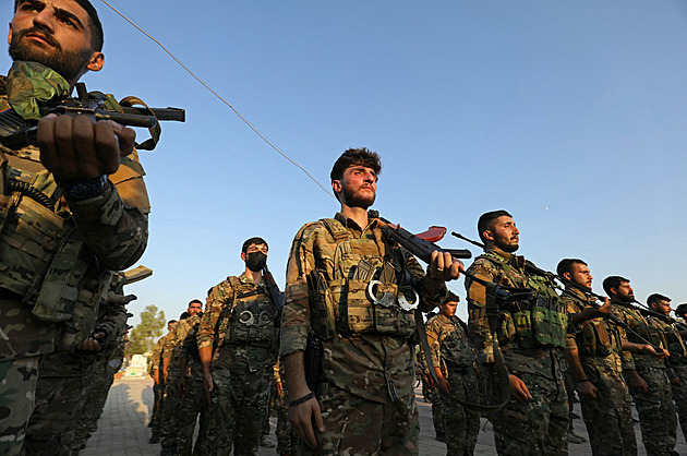 Velitel kurdských SDF oznámil jejich rozpuštění, začlení se do státních struktur