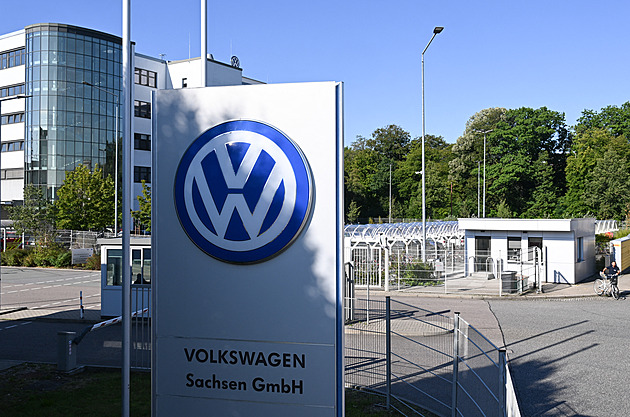 Vedení Volkswagenu navrhne uzavření čtyř továren v Německu, uvedl web