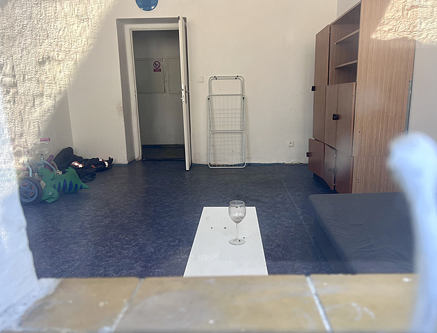 „Velká úleva.“ Problémová ubytovna, kde zabili dítě, osiřela. Jak to vypadá uvnitř