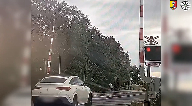 VIDEO: Další ignorace červených světel na přejezdu. Řidička dostala vysokou pokutu