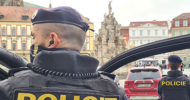 Policie před fotbalem řešila v centru Brna hromadnou rvačku stovky chuligánů
