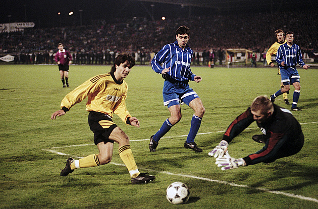 Three hours waiting for dinner. And we were squeezed in Moscow. Hradec coach recalls Europe