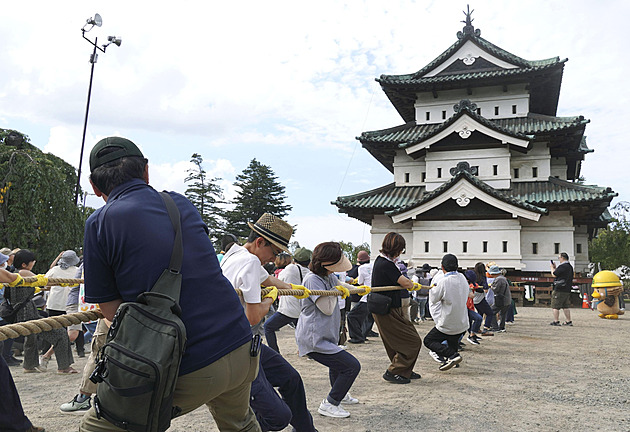 V Japonsku posouvali hradní věž lidé za pomoci lan. Zájem o akci byl obrovský